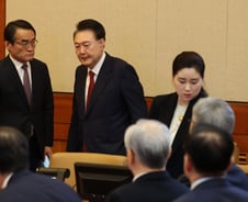 윤 대통령 '내란 우두머리' 혐의 첫 형사 재판…윤, 직접 출석 예정