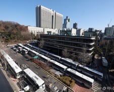 헌정사 첫 현직 대통령 형사재판, 13분만에 끝…다음 재판 3월24일