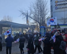 지방 사는 20대남도 "尹 마지막 변론? 연차 쓰고 와"…헌재 앞 우르르[르포]