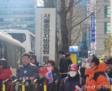 "석방하라" 윤석열 지지자들, 서초동 앞으로…모든 골목에 경찰 배치[르포]