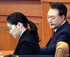 현직 대통령 신분 첫 형사재판…윤 대통령 기운 없이 착석·묵묵부답