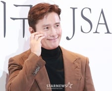 [단독]  이병헌, 유재석과 재회..'핑계고' 출연 확정