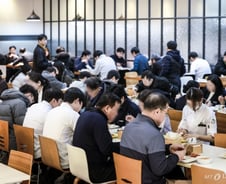 커지는 급식판에 대기업 '숟가락 전쟁'…"부당거래 안돼" 두눈 뜬 정부