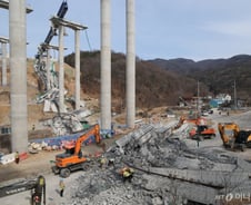 안성 고속도로 공사장 붕괴 사상자 10명…중상 3명 소방헬기 이송 중