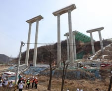 순식간에 '와르르'…안성 붕괴 사고, 미흡한 시공 탓? 전문가 의견 보니[영상]