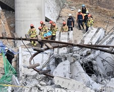 안성 붕괴사고 사망자 4명 중 2명은 '중국인'…"부상자들 수술 중"