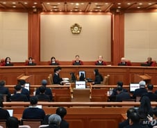 윤 탄핵심판 마지막 날…"민주주의 저버려" vs "정당하고 합법적"