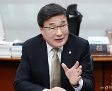 김대식 "한국 1인당 GDP, 일본 앞질러...감정적 접근 벗어나야"[인터뷰]