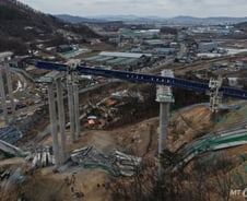 '고속도로 다리 붕괴' 함께 떨어졌는데…극적으로 경상 그친 생존자