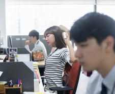 건강검진 결과에 한숨 '푹'…하루 9시간 앉아서 일하는 직장인들