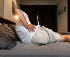 "척추 문제가 아니었어"…누워도 허리→다리까지 '찌릿', 원인 뭐길래