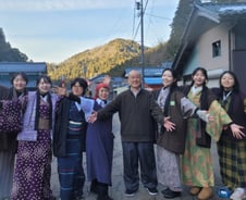 "한국 다시 봤다" "손자같아"…일본 시골 어르신들의 한국 대학생 환대