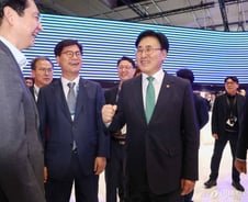 "삼성 파이팅, 놀랍다"... 유상임 장관, MWC 삼성부스 방문