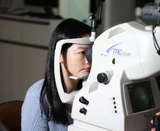 "두꺼운 안경 싫은데…" 녹내장 환자, 시력교정 수술 가능할까?