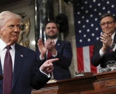 채찍 한 번, 당근 한 번…한국 '들었다 놨다' 한 트럼프