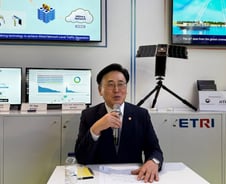 화웨이 둘러본 과기부 장관... "정신차리지 않으면 쉽지 않겠다"