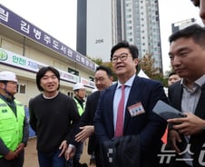 홈플러스 적자 전환 그 시점…김병주 회장은 300억 들여 '도서관' 꿈 이뤘다