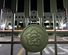 "선수가 어떻게 심판을 감시하나"…국회가 선관위 견제 주저하는 이유