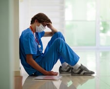 "24시간씩 열흘 넘게 근무" 전공의 대신 응급실 지킨 교수, 뇌경색 입원