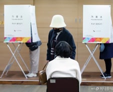 윤 대통령도 믿은 '부정선거' 음모론...선관위 책임은 없나