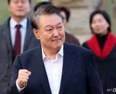 '주먹 불끈' 풀려난 尹 "재판부에 감사"…탄핵 선고 앞두고 정국 요동