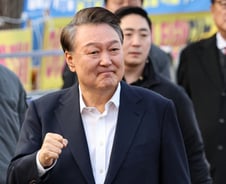 尹, 걸어 나와 주먹 '불끈'…"불법 바로잡은 재판부 용기·결단에 감사"