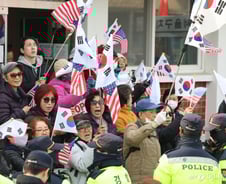 윤 대통령 52일 만에 석방, 탄핵에 영향 있나…"선고 미뤄질 가능성"