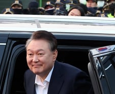 尹, 김건희 여사·참모들과 김치찌개 만찬…"구치소, 배울게 많은 곳"