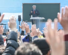 윤 대통령 석방 이튿날도 '탄핵 찬반' 갈라진 서울 도심