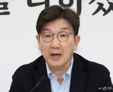 尹, 석방 당일 권성동과 통화…권 "정무적 사안은 대화 안 해"