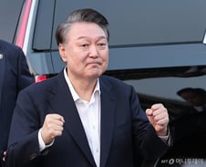 탄핵 선고 코앞 尹석방…與 "탄핵 각하" vs 野 "탄핵 인용" 총력전