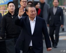 '尹 석방'에 정국 요동…與 "탄핵 각하" vs 野 "탄핵 인용" 총력전