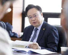 [단독]교육부 '의대증원 원점' 발표 이틀 전, 복지부 장관은 "반대"