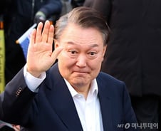 석방 사흘째 尹, 관저서 탄핵선고 대비...용산 "담담히 기다릴 것"