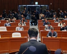 尹석방에 광화문 향하는 野…"내란세력 반격 시작, 전열 가다듬어야"