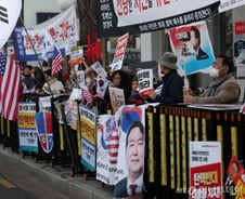 탄핵 선고 앞두고 두쪽난 대한민국… "헌재 결정에 승복해야"