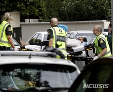 아빠 다리 매달린 3살 아이까지…'이민자 혐오' 총격 생중계 충격[뉴스속오늘]