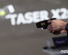 [단독]테이저건 사고 잇따르자… 경찰 "피탈방지끈 무조건 써라"