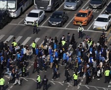 尹 재판 선고는 언제?…'거리투쟁' 돌입한 민주당, 시민 반응은