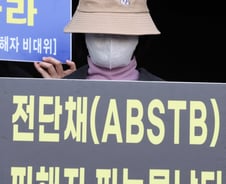 [단독]김병주 회장, 정무위 불출석 사유서 제출 논란..."홍콩 출장"