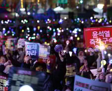 '尹탄핵 선고' 앞두고 서울 도심 곳곳 집회…"10만명 넘게 모여"