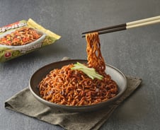 일요일마다 아빠 '앞치마' 두르게 했다…커피 먹다 번뜩, 국민 라면 탄생[뉴스속오늘]