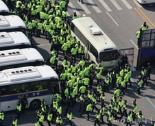 尹 탄핵선고 결국 다음주로?…'최장 평의' 헌재, 고민 길어지는 이유