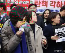 "심리적 내전이 거리의 내전 될라"···尹 탄핵 두고 충돌 우려↑