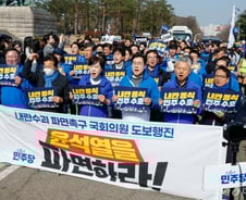 "尹탄핵 8:0 인용"vs"5:3 기각"…정치권은 2주째 '지라시' 전쟁