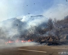 강풍 타고 '활활'…산청 산불로 2명 사망·2명 고립, 15개 마을 '대피령'