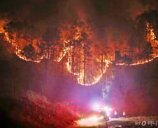 산청 산불 진화대원 사망에… 현직 소방관 "보호장비 너무 열악"