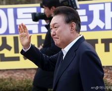 윤석열 "전국 산불 피해, 정부-지자체 자산 총동원해 진화해야"