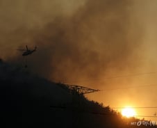 '사흘째 초대형 산불' 대통령실 "진화·산불대응 역량 강화 논의"