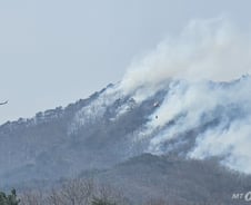 '메마른 날씨' 기름 붓고 '강풍' 부채질…4월말까지 '산불' 키울 일만
